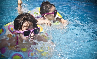 Des enfants dans une piscine (photo d'illustration)