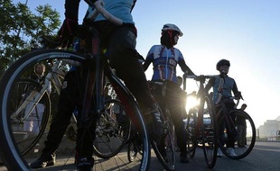 Des membres de l'équipe féminine de cyclisme d'Afghanistan se préparent avant un entraînement le 9 juin 2014 à Paghman, près de Kaboul