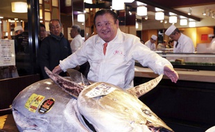 L'homme d'affaires japonais Kiyoshi Kimura, à côté du thon qu'il a acheté 1,5 million d'euros le 5 janvier 2020 pour sa chaîne de restaurants de sushis.