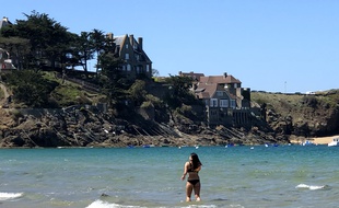 Une femme se baigne sur la grande plage de Saint-Lunaire, en Ille-et-Vilaine.