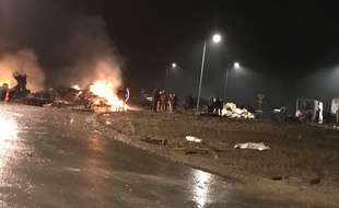 Des agriculteurs mènent une opération au niveau du rond-point de la sortie 60 de l'autoroute A20, au nord de Montauban, le 6 février 2018.