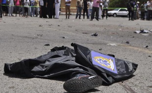 Un homme à terre recouvert par la police, après un attentat suicide déjoué au temple de Karnak à Louxor, en Egypte, le 10 juin 2015