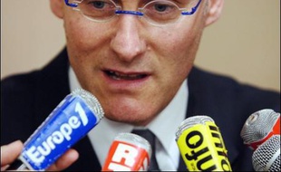 La nomination de l'entraîneur du XV de France Bernard Laporte au secrétariat d'Etat aux Sports fin octobre couronnera l'ascension d'un ambitieux "petit gars" de Gaillac, curieux de tout et issu d'un milieu modeste.