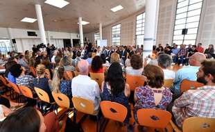 Edouard Philippe et Jean-Michel Blanquer face aux professeurs du lycée du Val d'Argens