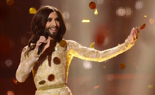 En 2014, Conchita Wurst remportait l'Eurovision en chantant Rise Like A Phoenix... Le concours, annulé en 2020, renaîtra quant à lui de ses cendres en 2021.
