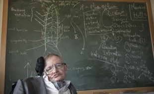 Le physicien Stephen Hawking devant un tableau à l'université de Cambridge.