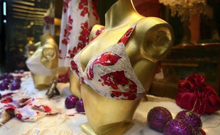 Un soutien-gorge dans la vitrine d'un magasin de lingerie à Paris.