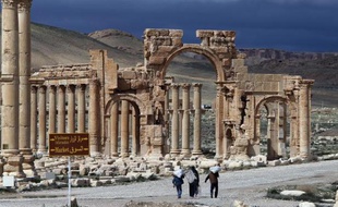 Des Syriens dans la cité classée au patrimoine mondial de l'Unesco de Palmyre, en Syrie, le 14 mars 2014