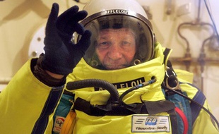 Le parachutiste Michel Fournier teste son matériel le 30 mars 2005 à Marseille dans un caisson hyperbare lors d'une opération de simulation d'altitude pour réaliser son projet de «grand saut» à 40.000m d'altitude.