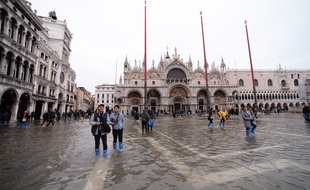 e niveau d'alerte météorologique a été légèrement baissé samedi à Venise, toujours inondée et placée sous état d'urgence.