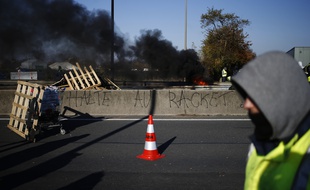 Un manifestant a été grièvement blessé dimanche près de Saint-Quentin (Aisne) lorsqu'un automobiliste a forcé un barrage de