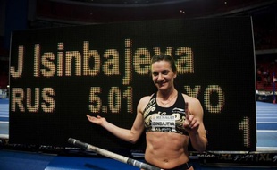 La Russe Yelena Isinbayeva a battu son propre record du monde du saut à la perche en salle en franchissant 5,01 m lors de la réunion d'athlétisme de Stockholm, jeudi soir.