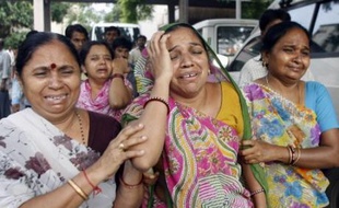 Le nouveau bilan des 16 attentats à la bombe à Ahmedabad s'est alourdi à 38 morts et une centaine de blessés après les décès de neuf personnes qui ont succombé à leurs blessures au cours de la nuit.