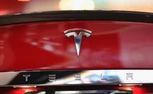 Le logo de Tesla Motor, le 6 juin 2013 à Miami, en Floride