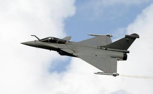 Un Rafale survole Dubai le 18 novembre 2013