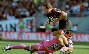 Le Toulousain Frédérick Michalak, plaqué par le Parisien Pierre Vigouroux, le 26 septembre 2009 lors de Toulouse - Stade Français, dans le Top 14.