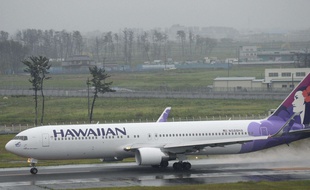 Un avion fait une escale pour débarquer un passager qui refusait de payer une couvertrue