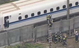Capture d'écran de la vidéo diffusée par la chaîne NHK montrant le train où s'est déroulé le drame au Japon.