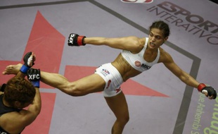 La Brésilienne Poliana Botelho combat contre l'Argentine Silvana Gomez Juarez, à Sao Paulo le 19 septembre 2015