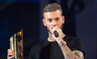 M. Pokora a été récompensé du trophée «Artiste masculin francophone» aux NRJ Music Awards à Cannes, le 13 décembre 2014.