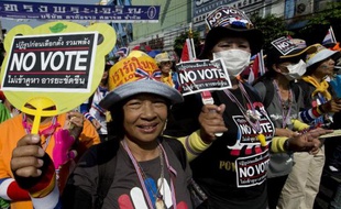 Des violences ont éclaté samedi à Bangkok entre manifestants pro et antigouvernement à la veille de législatives à haut risque, selon un journaliste de l'AFP qui a entendu des tirs nourris et plusieurs explosions.