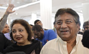 Pervez Musharraf, l'ancien président du Pakistan, à l'aéroport de Dubai, aux Emirats arabes unis, avant son départ pour Karachi, le 24 mars 2013.