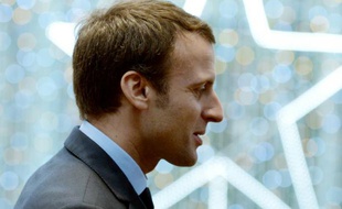 Le ministre Emmanuel Macron au centre commercial des 4 Temps à la Défense, près de Paris, le 25 novembre 2015