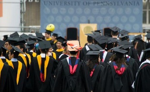 L'heure des inscriptions à l'université approche aux Etats-Unis avec son corollaire: la facture à payer. Et rembourser les prêts contractés pour des études de plus en plus chères, peut être le fardeau de toute une vie dans un pays où la "dette étudiante" explose.