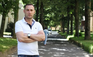 Arbi a passé sept ans en prison pour trafic de stupéfiants. Il a imaginé un jeu de société pour informer sur le milieu carcéral.