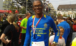 Sidy Diallo (ici à Ulm, en Allemagne) s'est fixé comme objectif de courir 42 marathons en 2013.