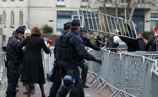 Des employés des abattoirs AIM démontent les barrières devant le tribunal de Coutances (Manches) après l'annonce d'un report d'audience, le 27 mars 2015