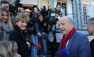 Le 27 novembre 2016, Alain Juppé discute avec une électrice lors du vote pour le deuxième tour de la primaire de la droite et du centre