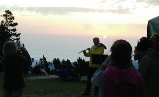 Les musiciens du festival Pablo Casals jouent pour le lever du soleil en haut du Canigou pendant que les spectateurs admirent la vue.