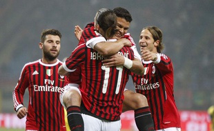 Thiago Silva dans les bras de Zlatan Ibrahimovic, au stade San Siro à Milan, le 27 novembre 2011.