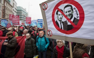 Des manifestants brandissent une pancarte à l'effigie du chancelier conservateur autrichien, Sebastian Kurz (G), et du vice-chancelier et chef du parti d'extrême droite FPÖ Heinz-Christian Strache, lors d'une manifestation contre le gouvernement de coalition droite/extrême droite, et pour une politique d'asile humaine, à Vienne, le 13 janvier 2018.