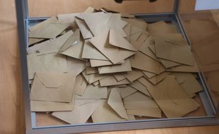 Enveloppes dans une urne.