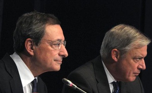 Le gouverneur de la Banque de France Christian Noyer a mis en garde contre les conséquences d'un défaut des Etats-Unis sur leur dette, qui, souligne-t-il, provoquerait des turbulences extrêmement violentes sur l'ensemble des marchés financiers de la planète.