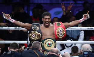 Anthony Joshua récupère ses ceintures de champion du monde des poids lourds.