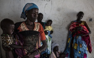 Des femmes arrivent avec leurs enfants dans une clinique mobile au Soudan du Sud, les 8 février 2017.