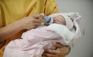 800.000 bébés sont nés en France en 2015 (-19.000, soit -2,3%) et 600.000 personnes sont décédées, le plus haut niveau depuis la Seconde Guerre mondiale (+41.000, soit +7,3%).