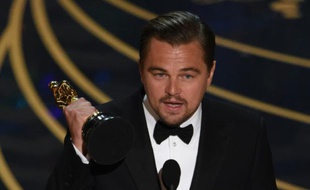 L'acteur américain Leonardo DiCaprio accepte son Oscar de meilleur acteur pour son interprétation dans "The Revenant" le 28 février 2016 à Hollywood, en Califorinie