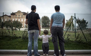 Un couple d'homosexuelles et l'un de leurs enfants près de Lyon, le 24 octobre 2012