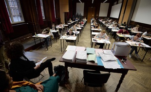 Des examinateurs le 15 juin 2016 dans un lycée de Strasbourg lors de l'épreuve de philosophie. AFP PHOTO / FREDERICK FLORIN