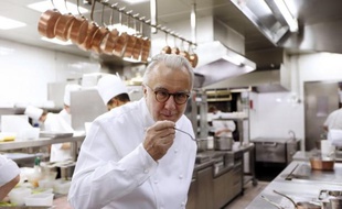 Quinze des plus grands chefs français, emmenés par Alain Ducasse et Joël Robuchon, lancent lundi une appellation pour distinguer "les restaurants de qualité", ceux où, quel que soit le tarif, un restaurateur passionné résiste à l'industriel et s'attache au "fait maison" et à l'hospitalité.