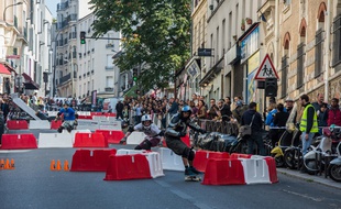 La rue de Ménilmontant (20e) lors de la Menil'Descente