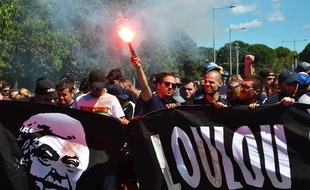 Plusieurs centaines de supporters ont marché