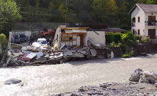 Le long de la Roya, des maison sont éventrées