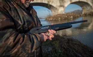 Illustration d'un chasseur avec son fusil, ici en Indre-et-Loire.