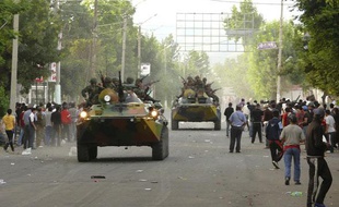 L'armée patrouille dans la ville d'Och, au sud du Kirghizstan, le 11 juin 2010.