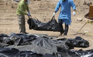 Une fosse commune à Tikrit, dans le Nord de l'Irak, le 12 avril 2015